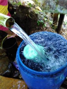 Dinsos Boltim Salurkan Air Bersih Untuk Warga