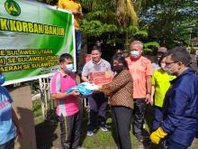 Kajati Sulut Serahkan Bantuan Kepada Pegawai Kejati dan Warga Kelurahan Bumi Nyiur Korban Banjir