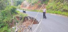 Hindari Bahaya Polsek Kombi Pasang Police Line Di Titik Longsor