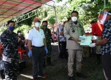 Danlantamal VIII Dampingi Gubernur Sulut Serahkan Sertifikat Tanah Di Desa Poopoh