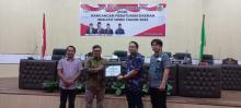 Ketua Bappemperda Serahkan Piagam Penghargaan Kepada Kanwil Kemenkumham Sulut